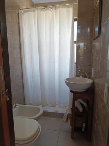 a bathroom with a toilet and a sink and a shower at Cañada Al Lago in Villa Parque Siquiman