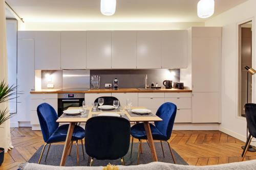 une salle à manger avec une table et des chaises bleues dans l'établissement Central & Cosy 2BR Opera/Terreaux - Check-in 24/7, à Lyon
