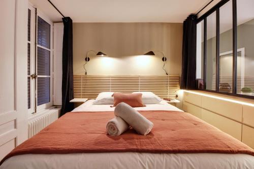 une chambre avec un grand lit avec deux serviettes dessus dans l'établissement Central & Cosy 2BR Opera/Terreaux - Check-in 24/7, à Lyon