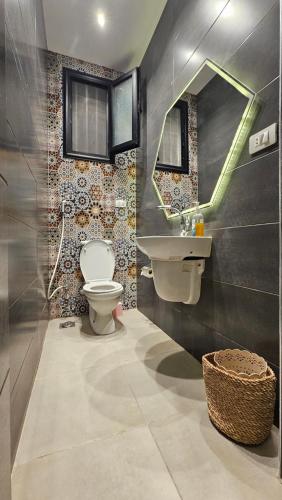 een badkamer met een toilet en een wastafel bij Alex Gate apartment - families only in Alexandrië