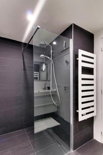 une salle de bain avec une douche avec une porte vitrée dans l'établissement Central & Cosy 2BR Opera/Terreaux - Check-in 24/7, à Lyon