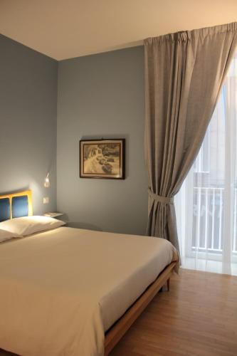 ナポリにあるA Casa Nostraのベッドルーム(大型ベッド1台、窓付)