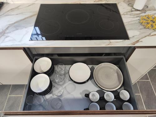 un tiroir avec de la vaisselle et des verres dans une cuisine dans l'établissement Casa Rural Sierra de las Nieves 2, à Tolox