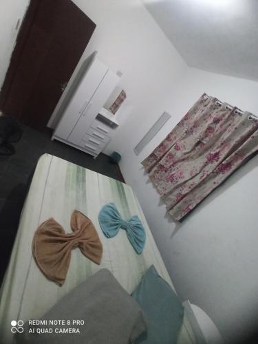 ein Zimmer mit einem Bett mit Bögen darauf in der Unterkunft A casa amarela in Cabo Frio