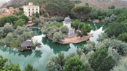 an island in the middle of a lake at Apartamentos Nenufar in Alhama de Aragón