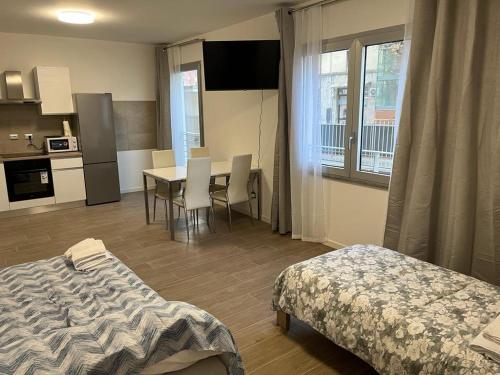 Cet appartement comprend une chambre avec un lit et une table ainsi qu'une cuisine. dans l'établissement Appartamento La Lupa, à Plaisance