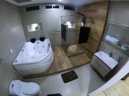 ein Bad mit Badewanne und Waschbecken in der Unterkunft Habitación de lujo in Bogotá