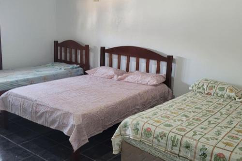 two beds sitting next to each other in a bedroom at Casa ampla e aconchegante in Santarém