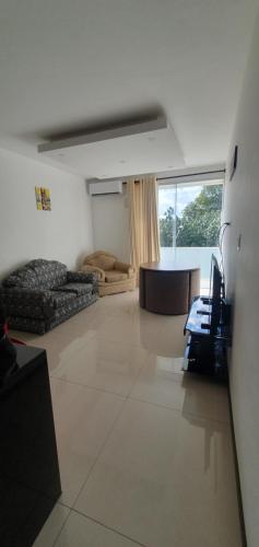 ein Wohnzimmer mit einem Sofa und einem Tisch in der Unterkunft Condominio Atlas in Santa Cruz de la Sierra