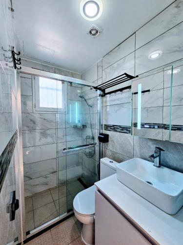 une salle de bain avec un lavabo, des toilettes et une douche dans l'établissement Détente Océane S2 proche de la mer wifi clim, à Cagnes-sur-Mer