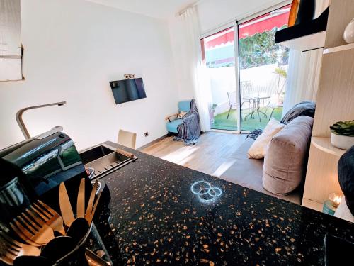 - un salon avec une table et des jeux olympiques dans l'établissement Détente Océane S2 proche de la mer wifi clim, à Cagnes-sur-Mer