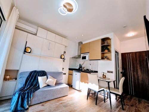 un salon avec un canapé et une table dans l'établissement Détente Océane S2 proche de la mer wifi clim, à Cagnes-sur-Mer