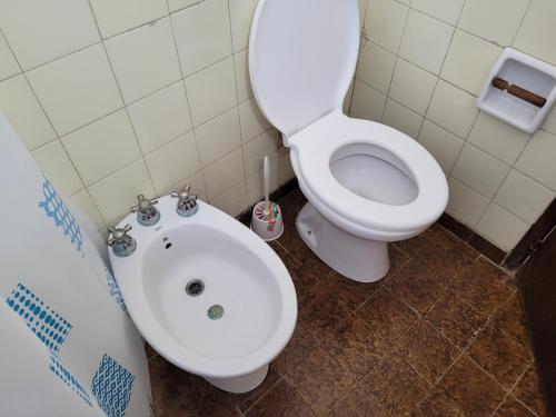uma casa de banho com um WC e um lavatório em Santa Teresita em Santa Teresita