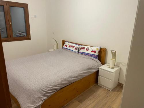 małą sypialnię z łóżkiem i lustrem w obiekcie Chalet Maillet Mieussy w mieście Mieussy