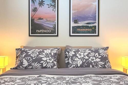 1 dormitorio con 3 posters en la pared y 1 cama en Appartement F2 Ninirei en Papeete