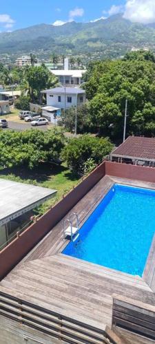 a swimming pool on the roof of a building at Appartement F2 Ninirei in Papeete