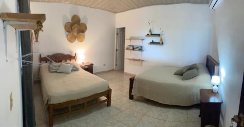 1 dormitorio con 2 camas en una habitación en Ocekepala en Palmilla
