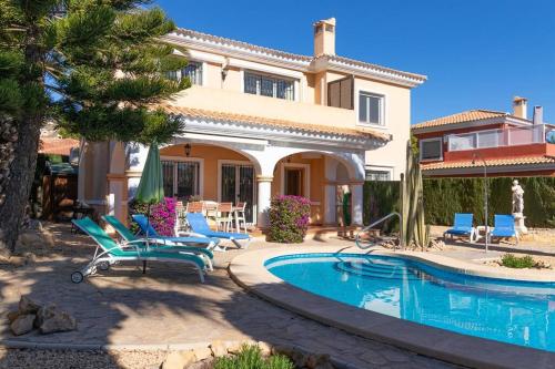 uma villa com piscina em frente a uma casa em Villa Henri spacious 6P villa with private pool em Mutxamel