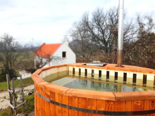 a wooden tub filled with water in a yard at BaLOVEon Birtok in Káptalantóti