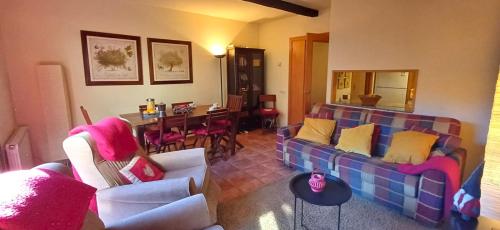 卡斯鐵略德哈卡的住宿－Molino21 Castiello de Jaca，客厅配有沙发和桌子