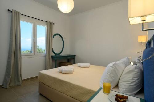 Kalyva Country House, with private beach and poolにあるベッド