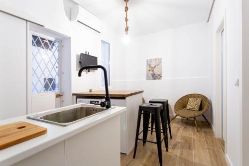 uma cozinha com um lavatório e um balcão em Apt + patio privado Atocha Delicias Madrid Rio em Madrid