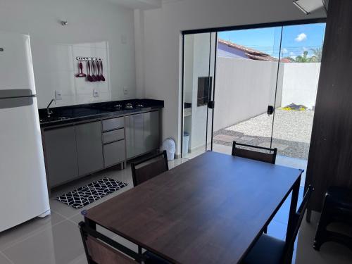 Η κουζίνα ή μικρή κουζίνα στο Brisas de São Chico - 450m da Praia