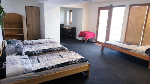Un pat sau paturi într-o cameră la Penzion Bernardo