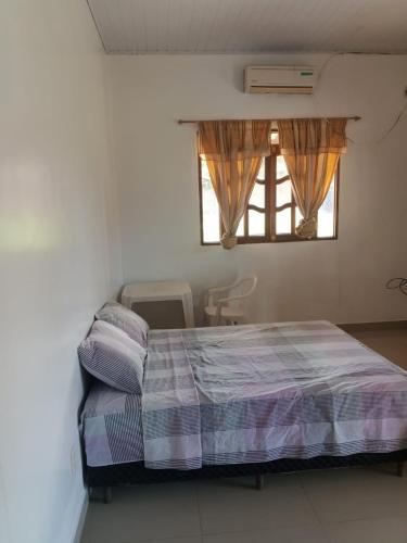 1 dormitorio con cama y ventana en Hotel Cedrillos, en Cobija