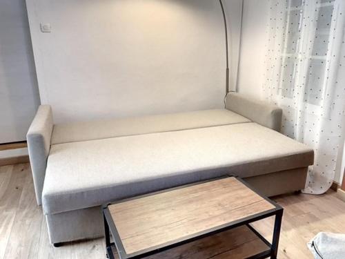 a small bed in a room with a table at Mazet NiMiSa in Marseillan