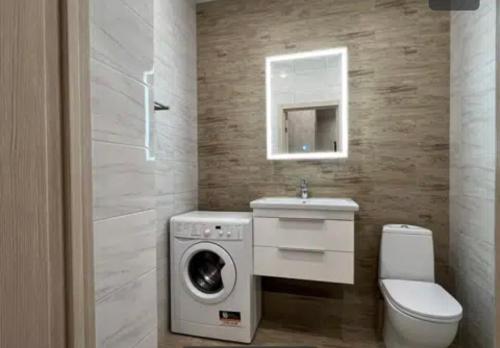 een badkamer met een wasmachine en een toilet bij VIP apart 787 in Tbilisi City