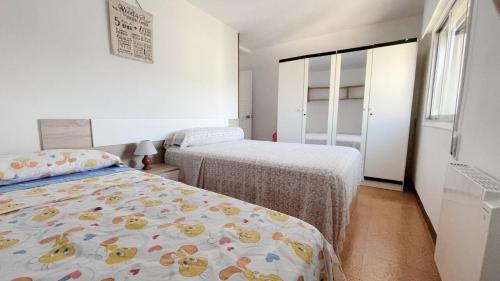 1 dormitorio con 2 camas y ventana en Apartamento Familiar en Verín España, en Verín