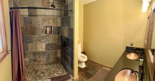 Bilik mandi di Cabin in Lost City WV with Hot Tub and Pet Friendly