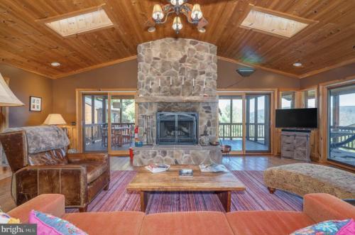 Televisyen dan/atau pusat hiburan di Cabin in Lost City WV with Hot Tub and Pet Friendly