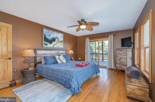Katil atau katil-katil dalam bilik di Cabin in Lost City WV with Hot Tub and Pet Friendly
