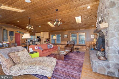 Ruang duduk di Cabin in Lost City WV with Hot Tub and Pet Friendly