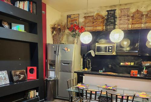 une cuisine avec une table et un réfrigérateur dans l'établissement Lagny sur marne, à Lagny-sur-Marne