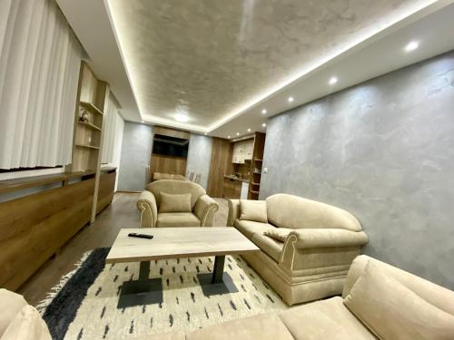 een woonkamer met 2 banken en een salontafel bij MB Apartmani in Kopaonik