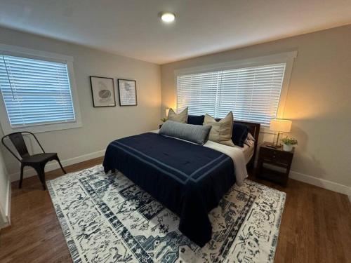 1 dormitorio con 1 cama grande y 1 alfombra en Cozy Mountain Escape en Salt Lake City