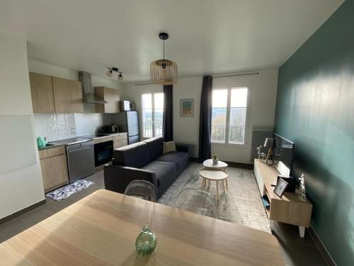 un salon avec un canapé et une table dans l'établissement • Parc Disneyland à pied & Shopping • 3 min •, à Serris