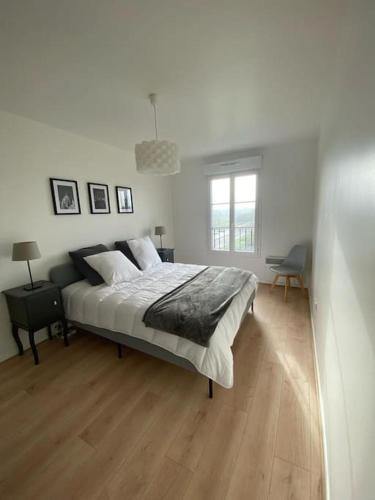 une chambre blanche avec un lit et un parquet dans l'établissement • Parc Disneyland à pied & Shopping • 3 min •, à Serris