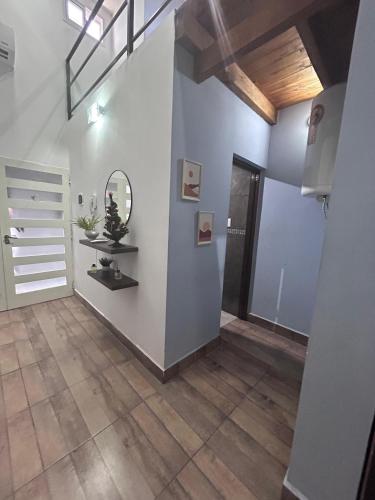 un couloir avec des murs blancs, un miroir et une porte dans l'établissement Rioja Suites - Duplex Centrico VII., à La Rioja