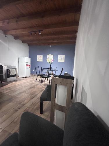 - une salle à manger avec une table et des chaises dans l'établissement Rioja Suites - Duplex Centrico VII., à La Rioja