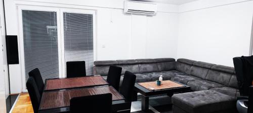- un salon avec un canapé, une table et des chaises dans l'établissement Bitola No. 1 Apartment, à Bitola