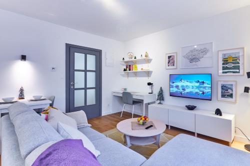 Biały salon z kanapą i stołem w obiekcie Apartman “Maksimir” w Zagrzebiu