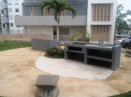 einem Betonwaschbecken vor einem Gebäude in der Unterkunft Comodidad y tranquilidad in Ibagué