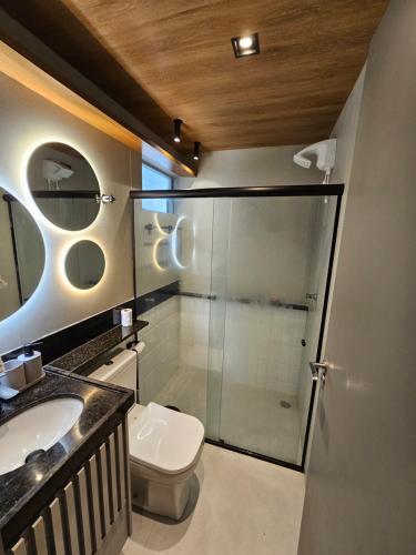 W łazience znajduje się prysznic, toaleta i umywalka. w obiekcie Praia dos Carneiros flat hotel w mieście Tamandaré
