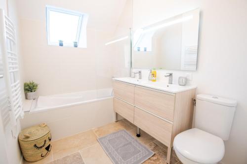 W łazience znajduje się toaleta, umywalka i wanna. w obiekcie Villa Greux - 6 personnes - New w mieście Montlouis-sur-Loire
