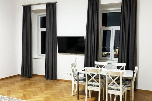 Televízia a/alebo spoločenská miestnosť v ubytovaní Prater City Apartment