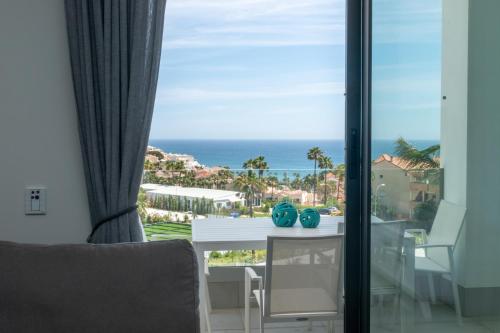 jadalnia z widokiem na ocean w obiekcie Luxury 2BR Seaviews - Santa Barbara Heights w mieście Fuengirola
